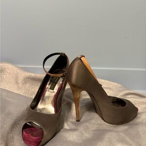 Elegant grey satin Peep-Toe Heels with purple suede detail